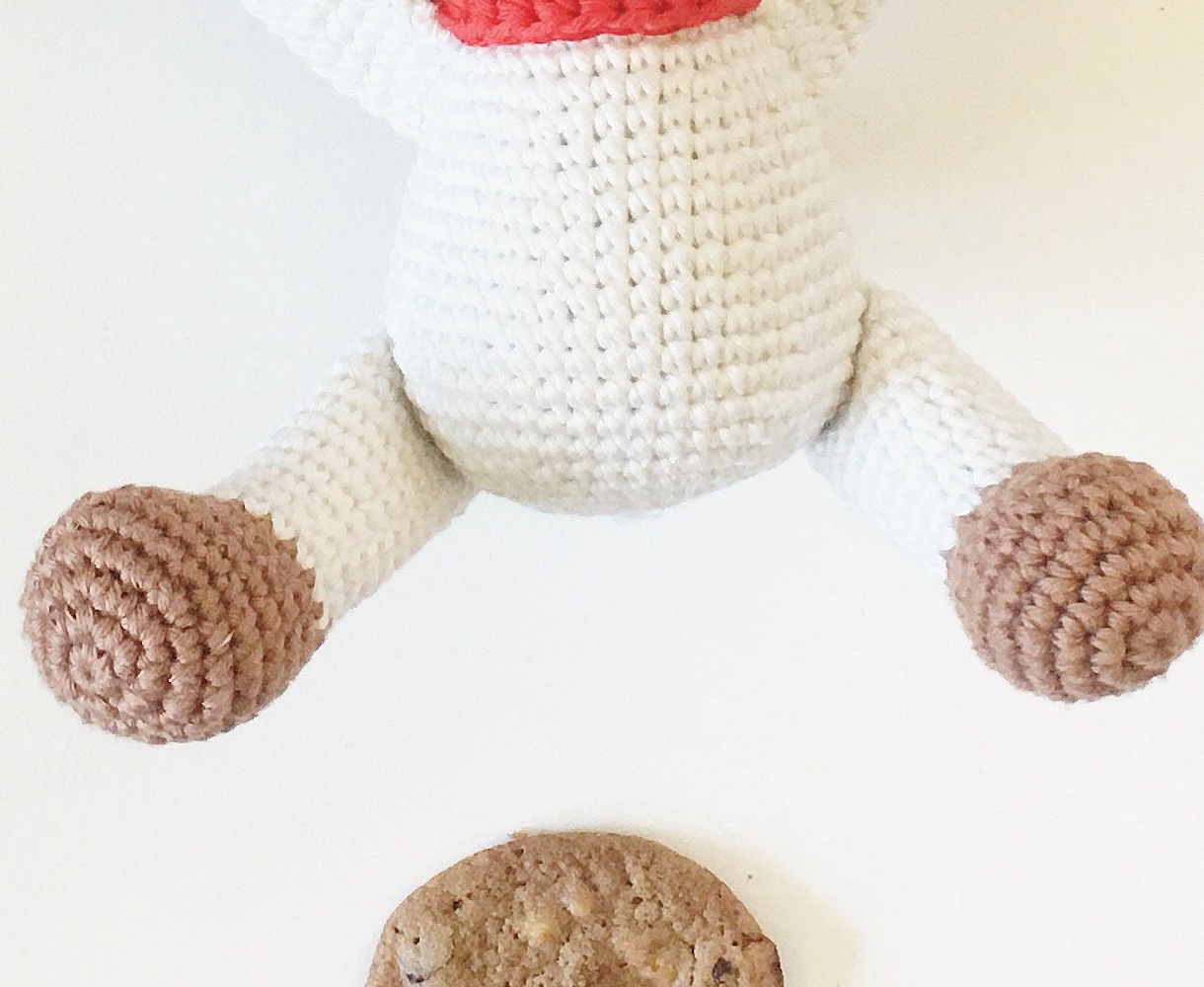 Macro detail of Puppy Chip crochet paws and sitting base